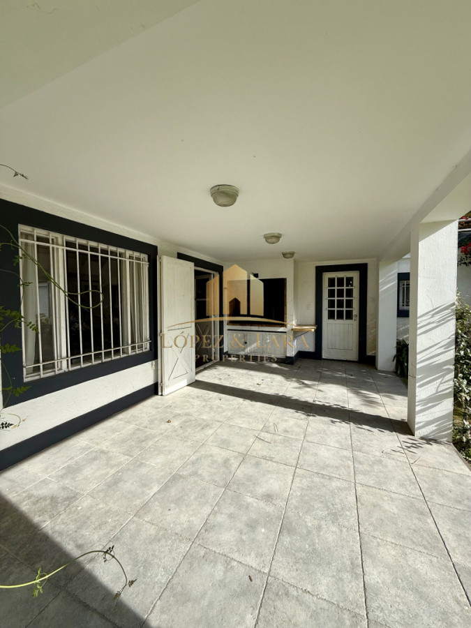 Casa ID.325 - Casa de 3 Dormitorios más Dependencia y Piscina, en Aidy Grill Punta del Este, Ubicada a pasos del Mar