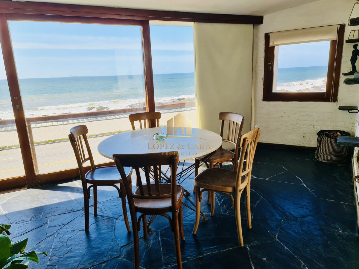 Casa ID.320 - Gran Casa en Venta sobre el Mar de 5 Dormitorios y Dependencia en Península, Punta del Este