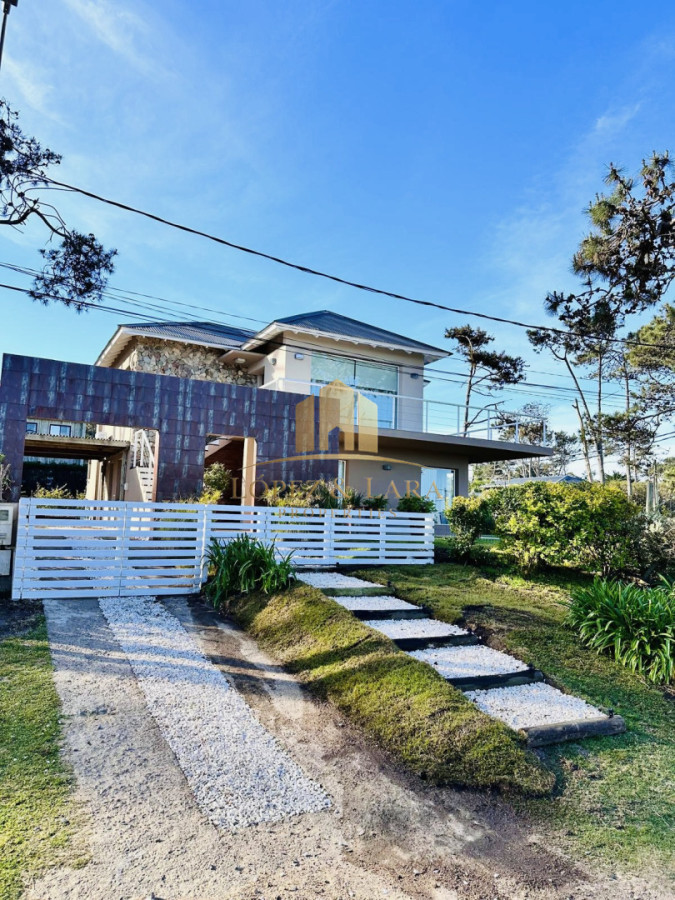 Casa ID.328 - Excelente Casa de 6 Dormitorios y Piscina en Montoya, La Barra