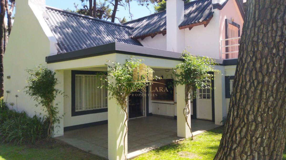 Casa ID.325 - Casa de 3 Dormitorios más Dependencia y Piscina, en Aidy Grill Punta del Este, Ubicada a pasos del Mar