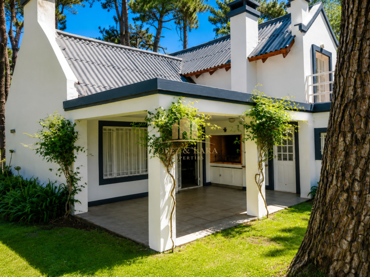 Casa ID.325 - Casa de 3 Dormitorios más Dependencia y Piscina, en Aidy Grill Punta del Este, Ubicada a pasos del Mar