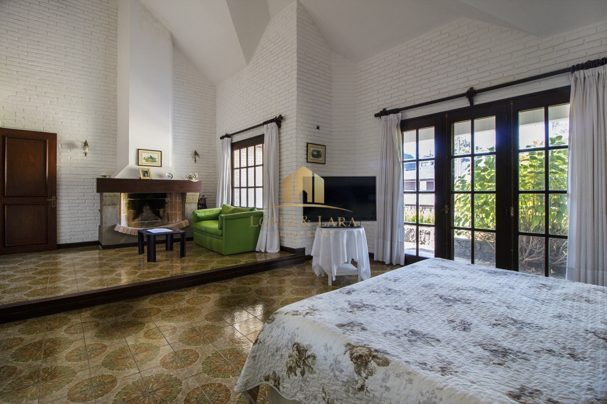 Casa ID.404 - Venta de Casa de 4 Dormitorios y Piscina con gran parque en Playa Mansa, Punta del Este