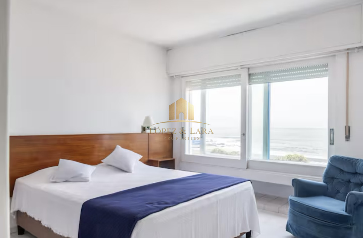 Casa ID.320 - Gran Casa en Venta sobre el Mar de 5 Dormitorios y Dependencia en Península, Punta del Este