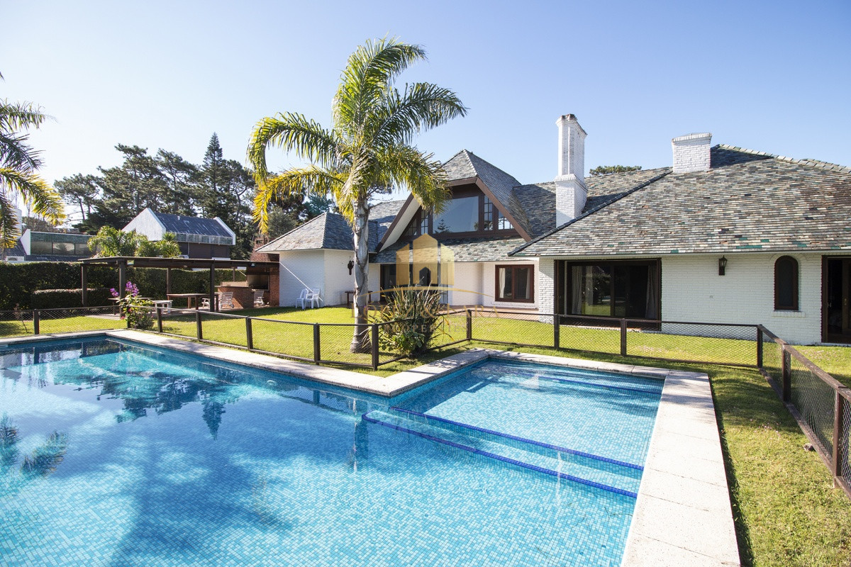 Casa ID.404 - Venta de Casa de 4 Dormitorios y Piscina con gran parque en Playa Mansa, Punta del Este