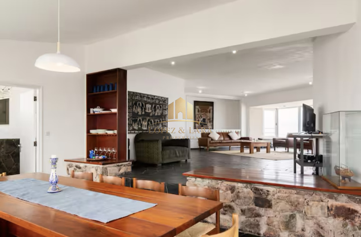 Casa ID.320 - Gran Casa en Venta sobre el Mar de 5 Dormitorios y Dependencia en Península, Punta del Este