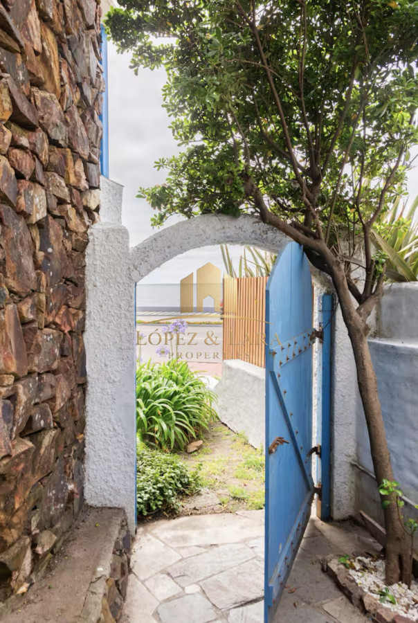 Casa ID.320 - Gran Casa en Venta sobre el Mar de 5 Dormitorios y Dependencia en Península, Punta del Este