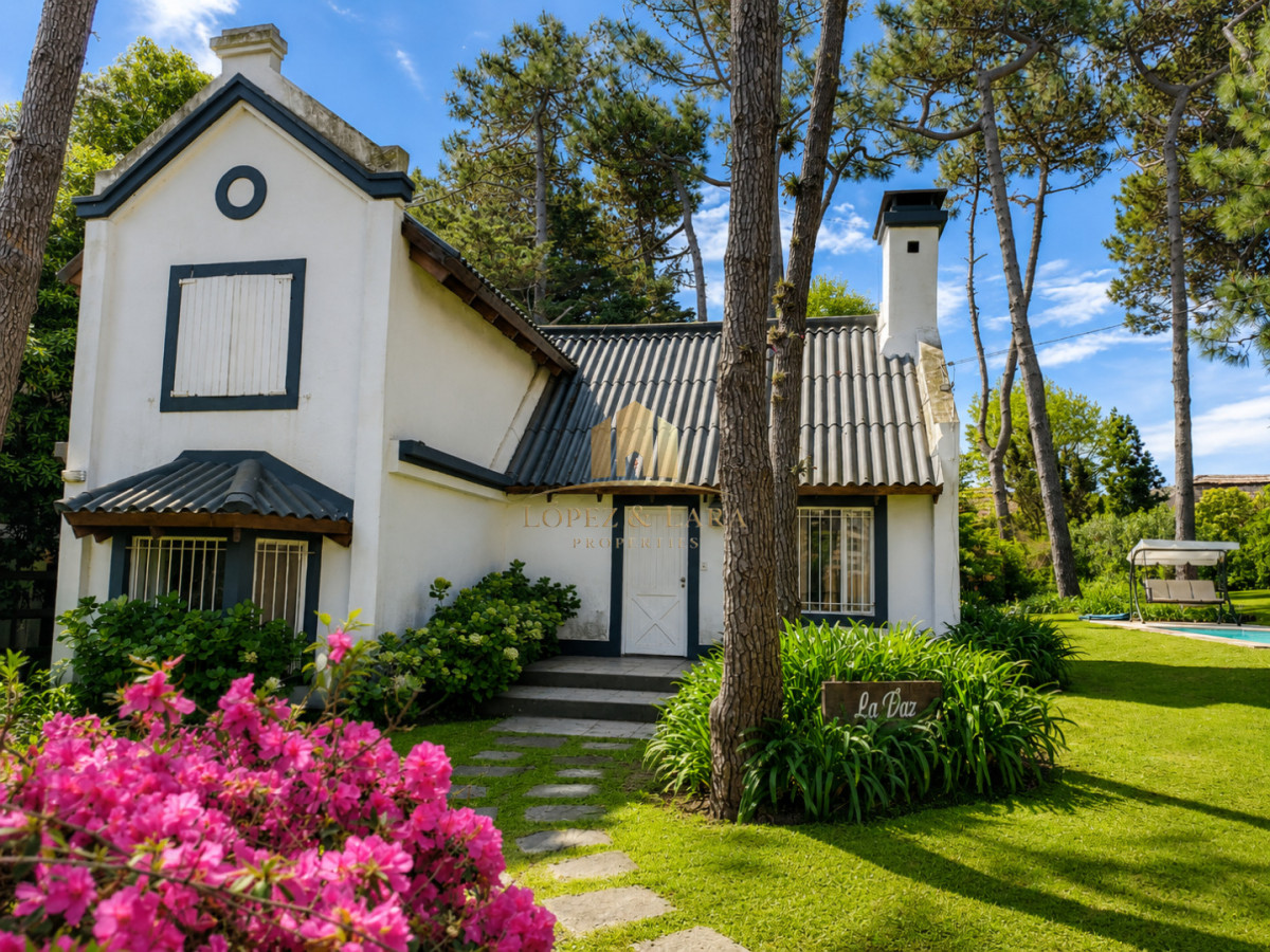 Casa ID.325 - Casa de 3 Dormitorios más Dependencia y Piscina, en Aidy Grill Punta del Este, Ubicada a pasos del Mar