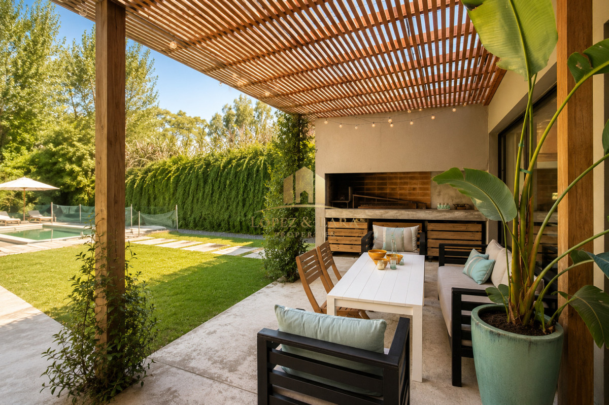 Casa ID.329 - Excelente Casa de 3 Dormitorios en Barrio Privado, La Arbolada - Punta del Este, Venta