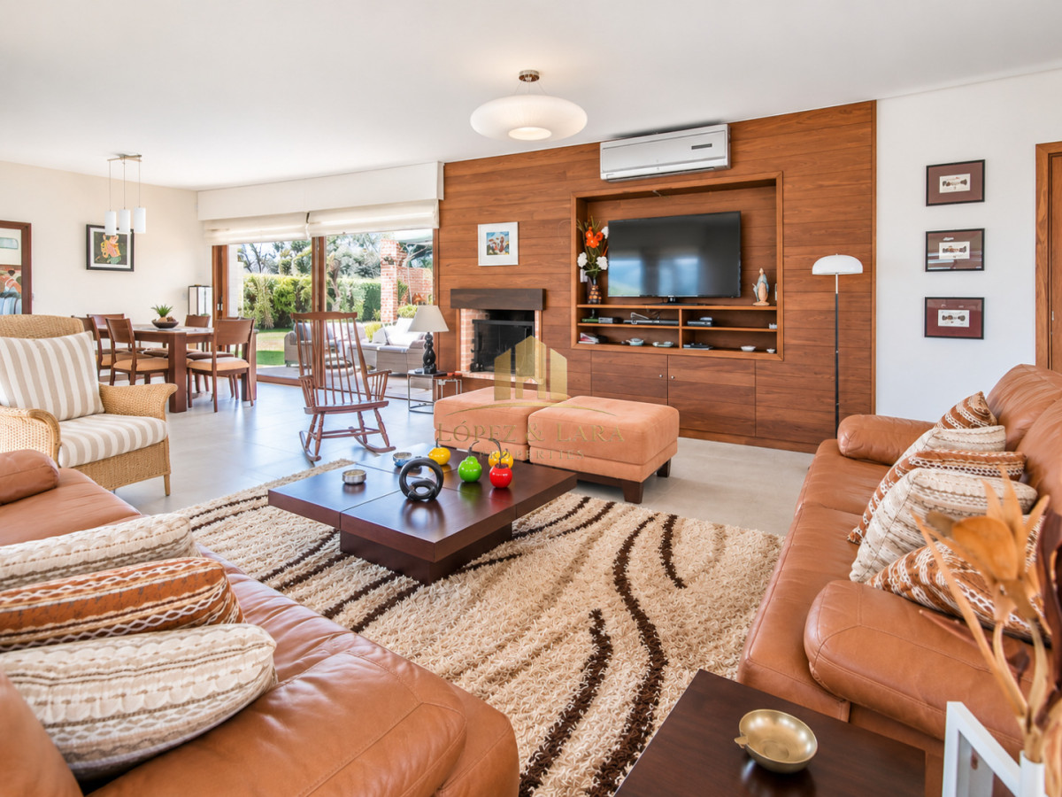 Casa ID.398 - Excelente Casa de 4 Dormitorios, Piscina Climatizada y Barbacoa a una cuadra del Mar, Playa Mansa
