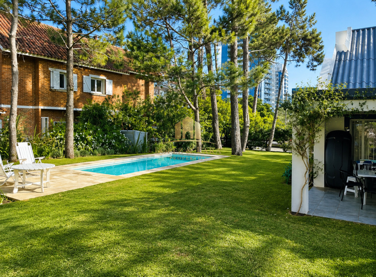 Casa ID.325 - Casa de 3 Dormitorios más Dependencia y Piscina, en Aidy Grill Punta del Este, Ubicada a pasos del Mar