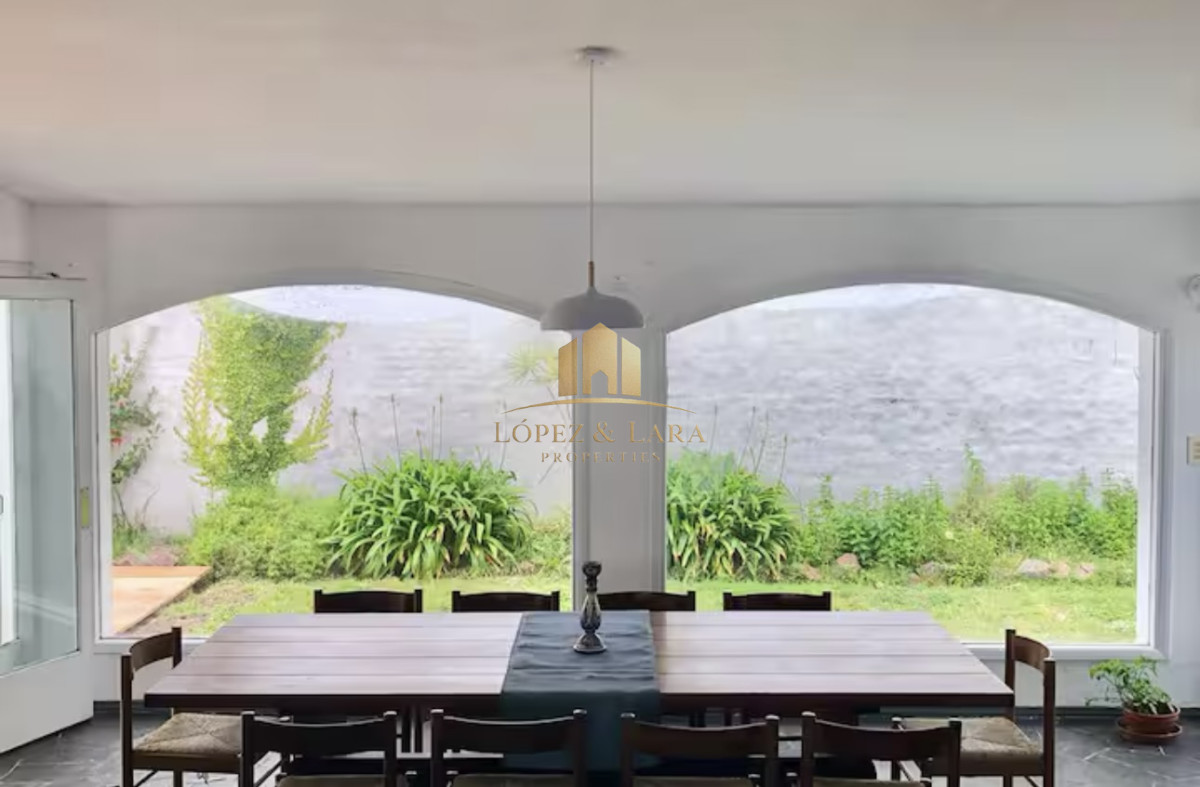 Casa ID.320 - Gran Casa en Venta sobre el Mar de 5 Dormitorios y Dependencia en Península, Punta del Este
