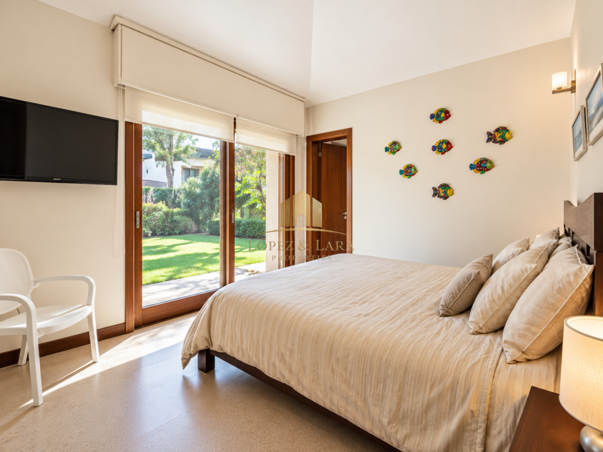 Casa ID.398 - Excelente Casa de 4 Dormitorios, Piscina Climatizada y Barbacoa a una cuadra del Mar, Playa Mansa