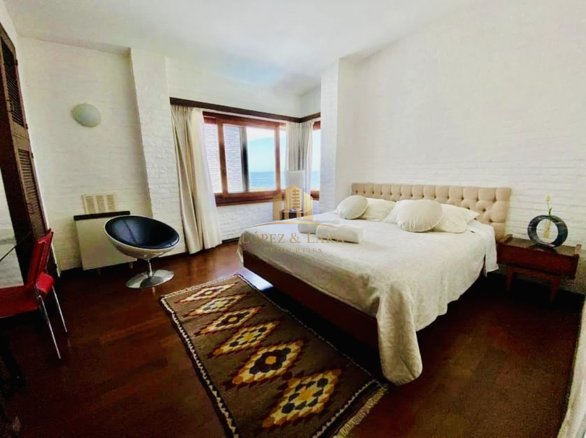 Casa ID.320 - Gran Casa en Venta sobre el Mar de 5 Dormitorios y Dependencia en Península, Punta del Este