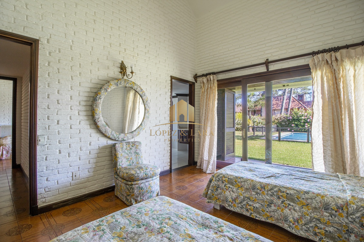 Casa ID.404 - Venta de Casa de 4 Dormitorios y Piscina con gran parque en Playa Mansa, Punta del Este