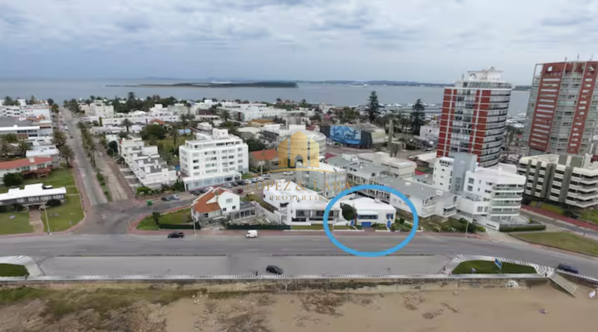 Casa ID.320 - Gran Casa en Venta sobre el Mar de 5 Dormitorios y Dependencia en Península, Punta del Este