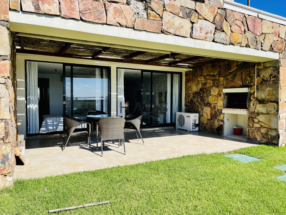 Apartamento ID.310 - Venta y alquiler temporario de apartamento de un dormitorio con parrillero en exclusivo complejo de Punta Ballena