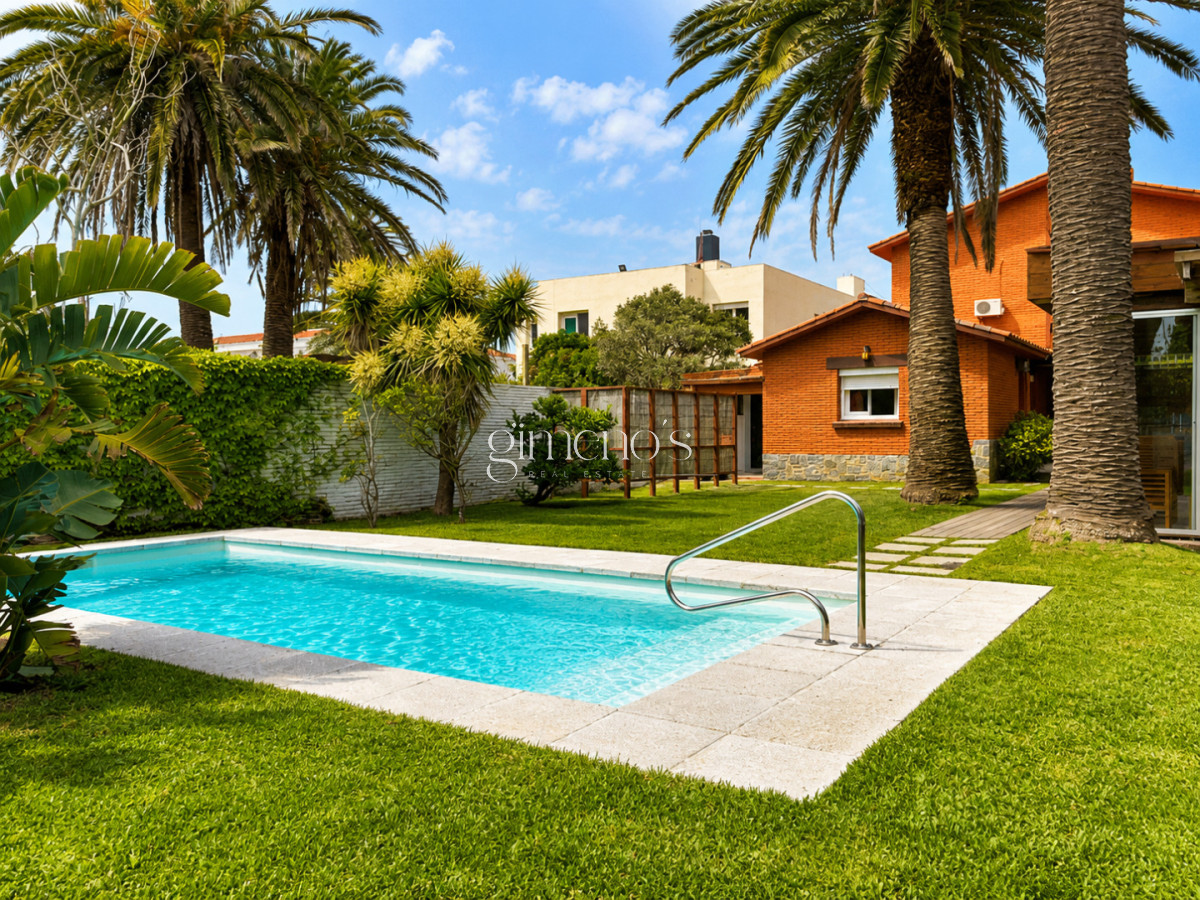 Casa ID.1568 - Espectacular Casa de 6 Dormitorios, Piscina y Barbacoa en la Península de Punta del Este