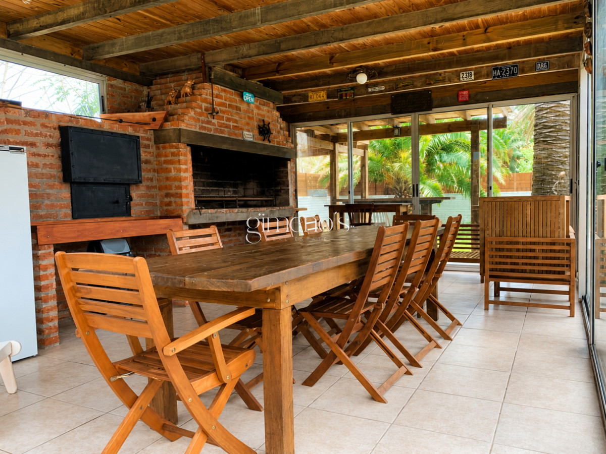 Casa ID.1568 - Espectacular Casa de 6 Dormitorios, Piscina y Barbacoa en la Península de Punta del Este