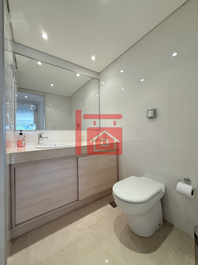 Apartamento ID.220 - Venta de apartamento de 3 dormitorios sobre primera fila de Playa Brava, Punta del Este