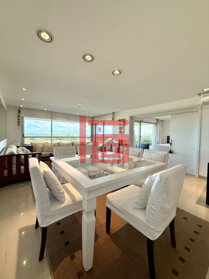 Apartamento ID.220 - Venta de apartamento de 3 dormitorios sobre primera fila de Playa Brava, Punta del Este