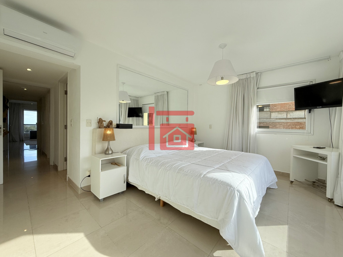 Apartamento ID.220 - Venta de apartamento de 3 dormitorios sobre primera fila de Playa Brava, Punta del Este
