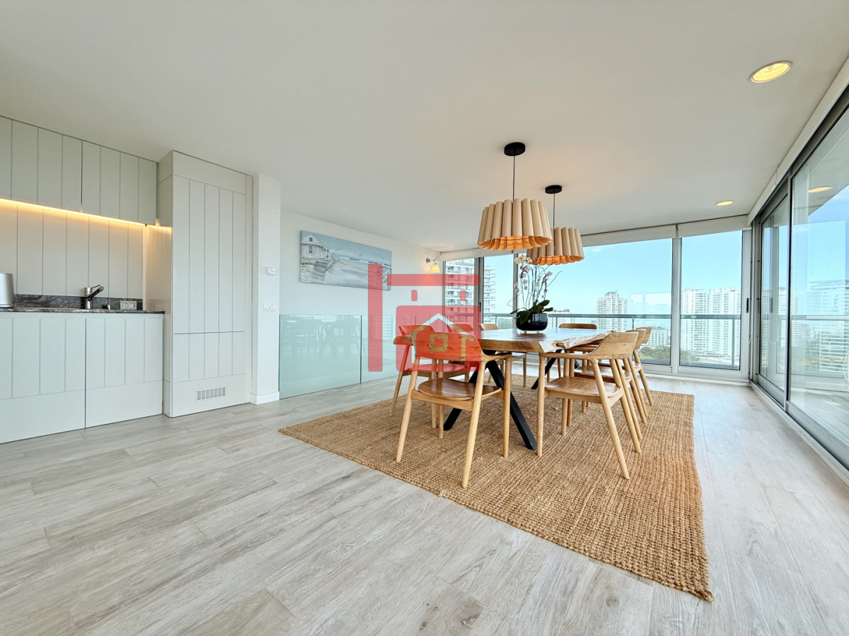 Apartamento ID.196 - Apartamento Penthouse finamente decorado de 3 dormitorios con parrillero propio en venta, Roosevelt Brava, Punta del Este