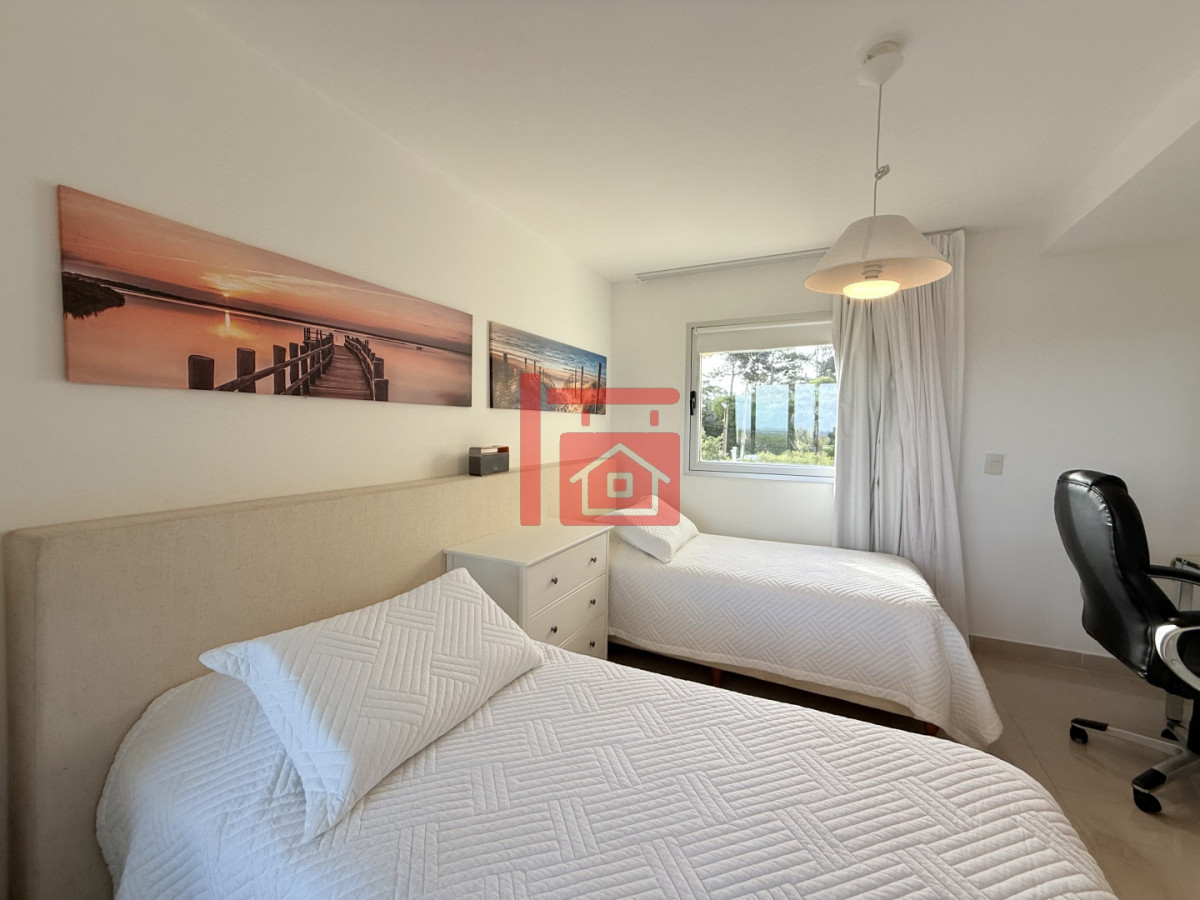 Apartamento ID.220 - Venta de apartamento de 3 dormitorios sobre primera fila de Playa Brava, Punta del Este