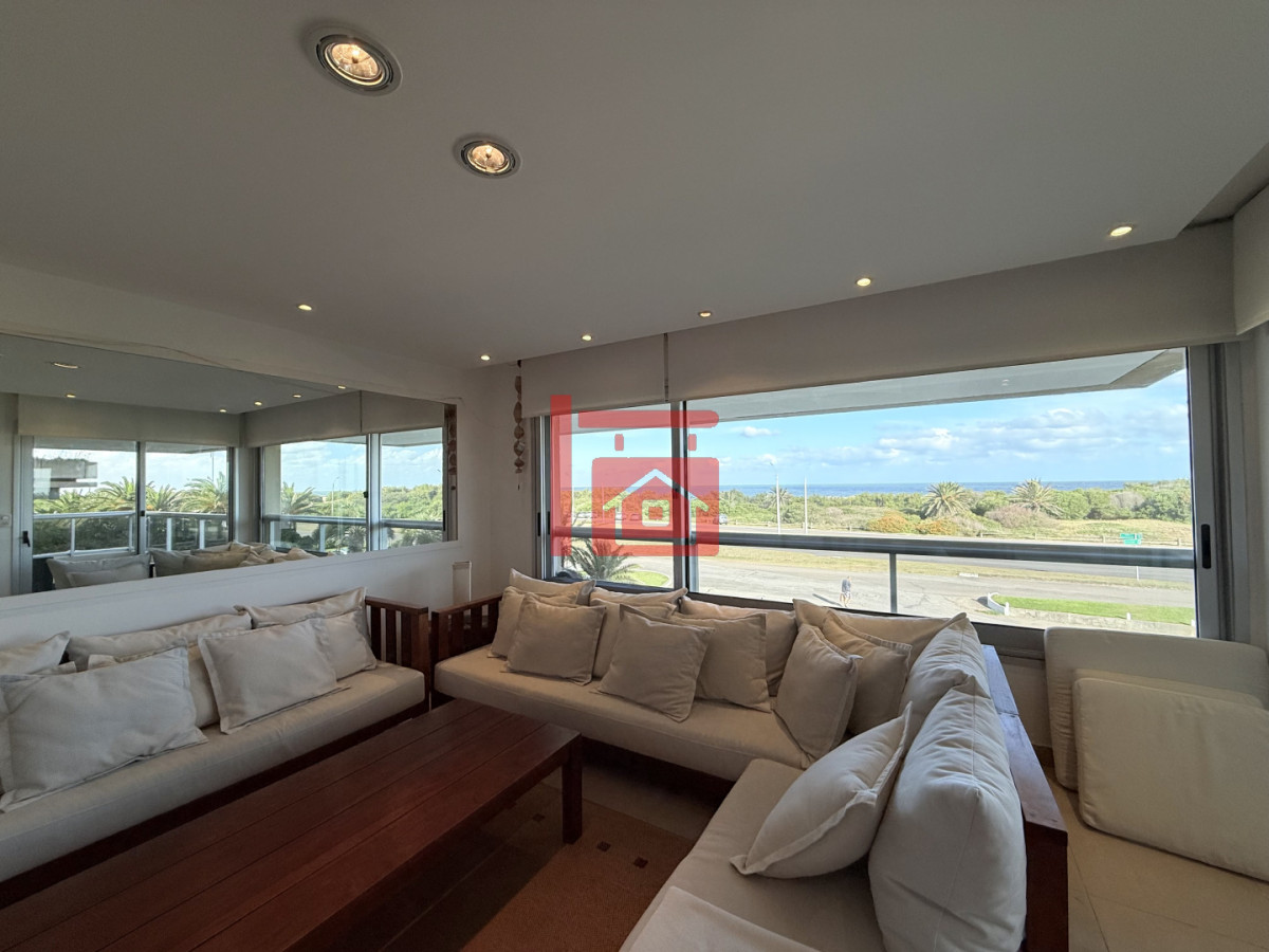 Apartamento ID.220 - Venta de apartamento de 3 dormitorios sobre primera fila de Playa Brava, Punta del Este