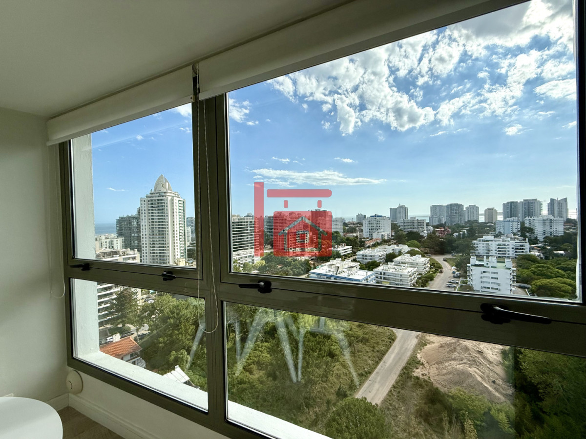 Apartamento ID.196 - Apartamento Penthouse finamente decorado de 3 dormitorios con parrillero propio en venta, Roosevelt Brava, Punta del Este