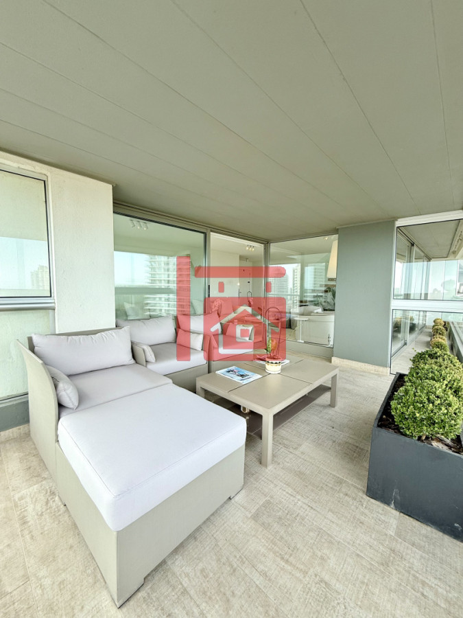 Apartamento ID.196 - Apartamento Penthouse finamente decorado de 3 dormitorios con parrillero propio en venta, Roosevelt Brava, Punta del Este