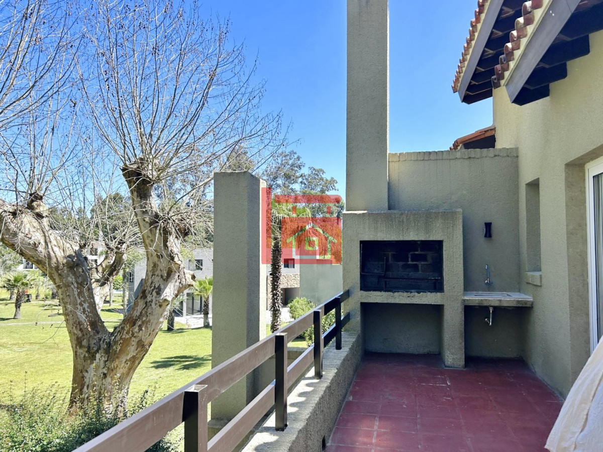 Apartamento ID.504 - Alquiler anual o invernal de apartamento dúplex con parrillero propio en Rincón del Indio