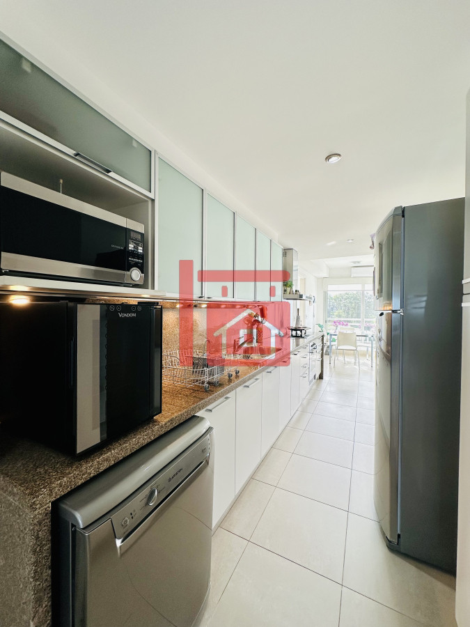 Apartamento ID.233 - Oportunidad en Venta! Apartamento sobre playa Brava de 3 Dormitorios más Dependencia, Torre Le Parc