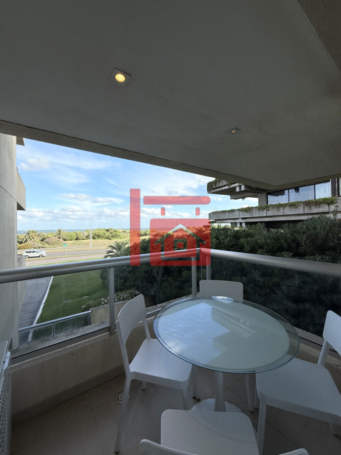 Apartamento ID.220 - Venta de apartamento de 3 dormitorios sobre primera fila de Playa Brava, Punta del Este