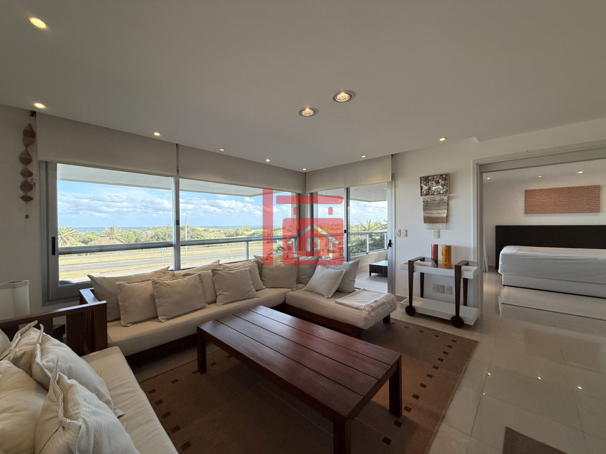 Apartamento ID.220 - Venta de apartamento de 3 dormitorios sobre primera fila de Playa Brava, Punta del Este