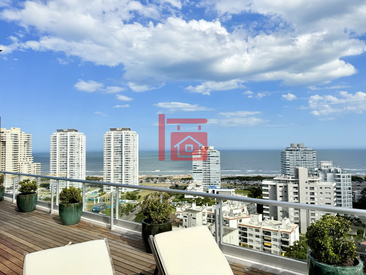 Apartamento ID.196 - Apartamento Penthouse finamente decorado de 3 dormitorios con parrillero propio en venta, Roosevelt Brava, Punta del Este
