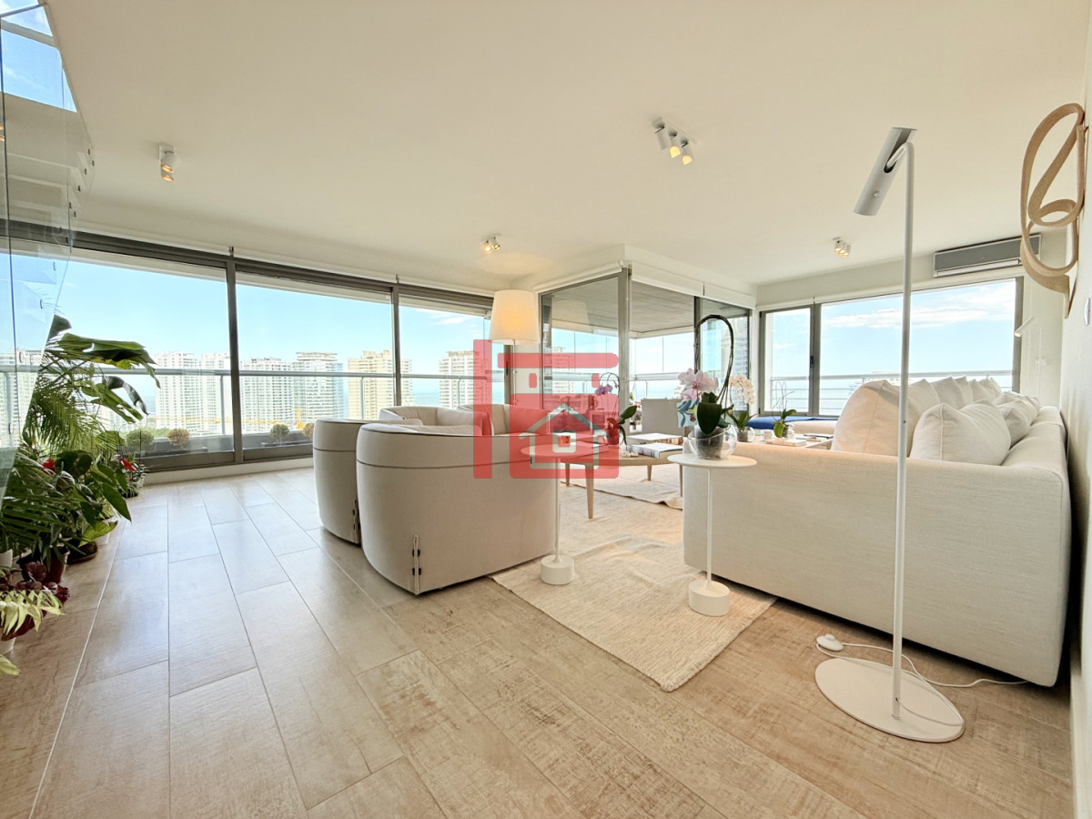 Apartamento ID.196 - Apartamento Penthouse finamente decorado de 3 dormitorios con parrillero propio en venta, Roosevelt Brava, Punta del Este