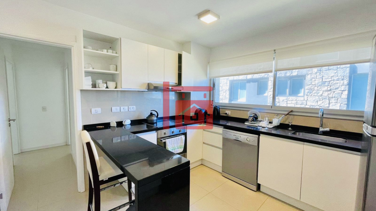 Apartamento ID.498 - Apartamento de 3 Dormitorios en Primera Línea del Mar, Playa Brava Punta del Este