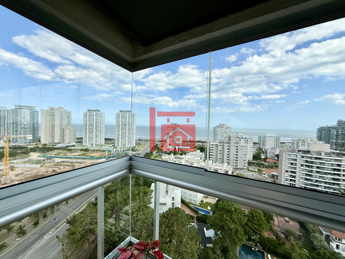 Apartamento ID.196 - Apartamento Penthouse finamente decorado de 3 dormitorios con parrillero propio en venta, Roosevelt Brava, Punta del Este