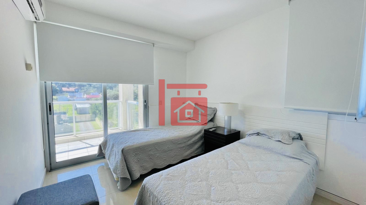 Apartamento ID.498 - Apartamento de 3 Dormitorios en Primera Línea del Mar, Playa Brava Punta del Este