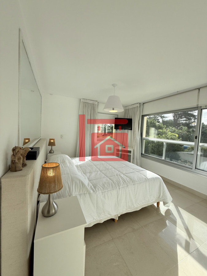 Apartamento ID.220 - Venta de apartamento de 3 dormitorios sobre primera fila de Playa Brava, Punta del Este