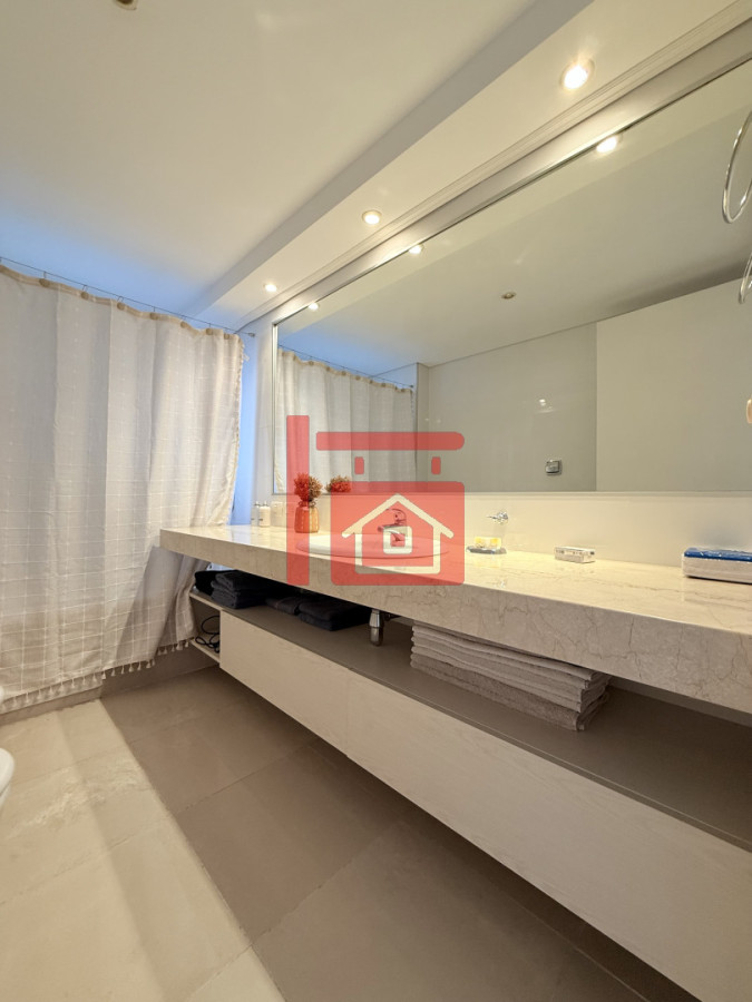 Apartamento ID.220 - Venta de apartamento de 3 dormitorios sobre primera fila de Playa Brava, Punta del Este