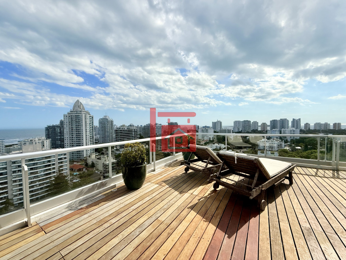 Apartamento ID.196 - Apartamento Penthouse finamente decorado de 3 dormitorios con parrillero propio en venta, Roosevelt Brava, Punta del Este
