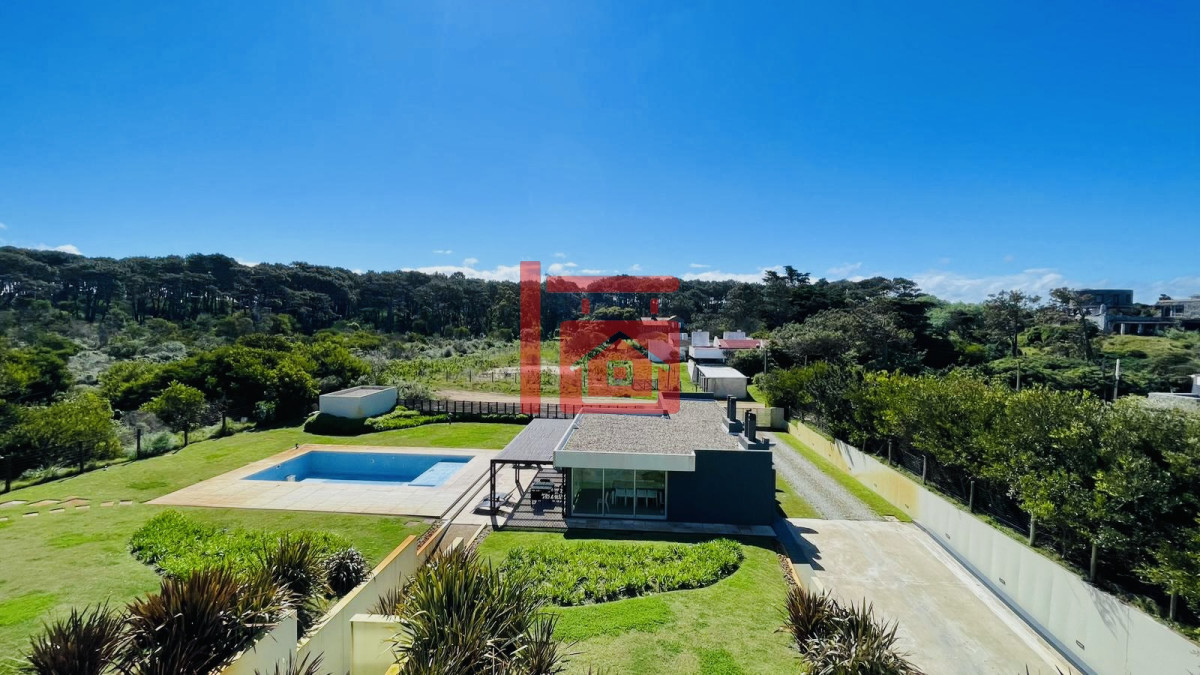 Apartamento ID.498 - Apartamento de 3 Dormitorios en Primera Línea del Mar, Playa Brava Punta del Este