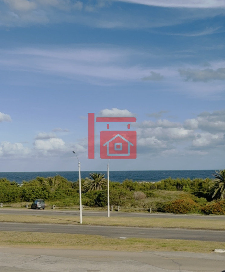 Apartamento ID.220 - Venta de apartamento de 3 dormitorios sobre primera fila de Playa Brava, Punta del Este