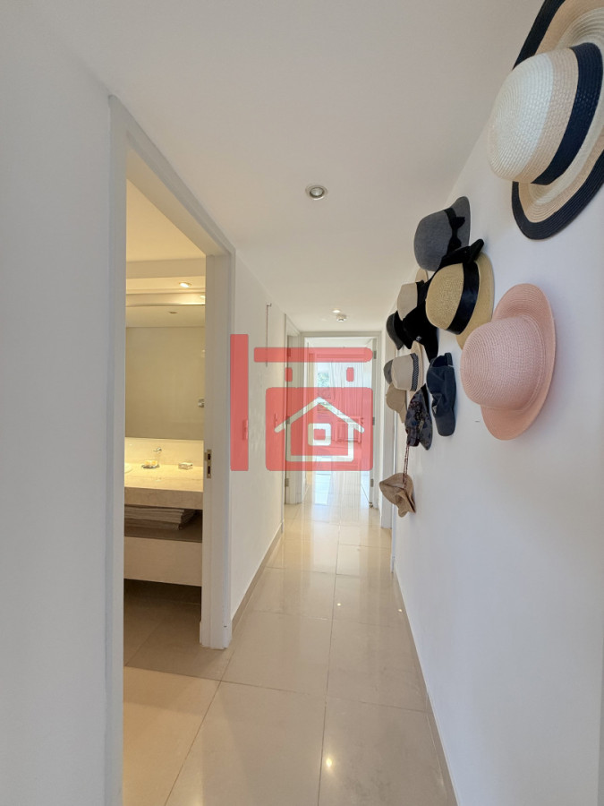 Apartamento ID.220 - Venta de apartamento de 3 dormitorios sobre primera fila de Playa Brava, Punta del Este