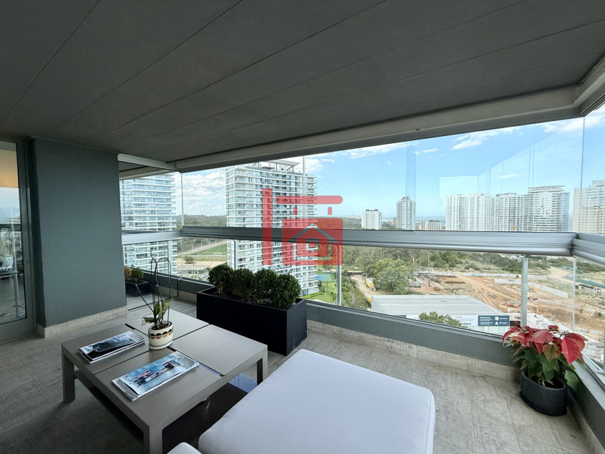 Apartamento ID.196 - Apartamento Penthouse finamente decorado de 3 dormitorios con parrillero propio en venta, Roosevelt Brava, Punta del Este