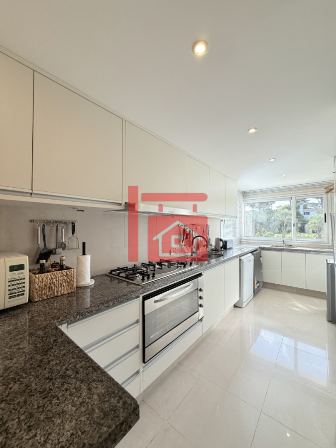 Apartamento ID.220 - Venta de apartamento de 3 dormitorios sobre primera fila de Playa Brava, Punta del Este