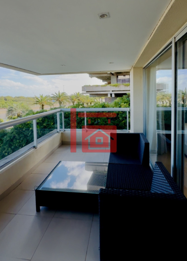 Apartamento ID.220 - Venta de apartamento de 3 dormitorios sobre primera fila de Playa Brava, Punta del Este