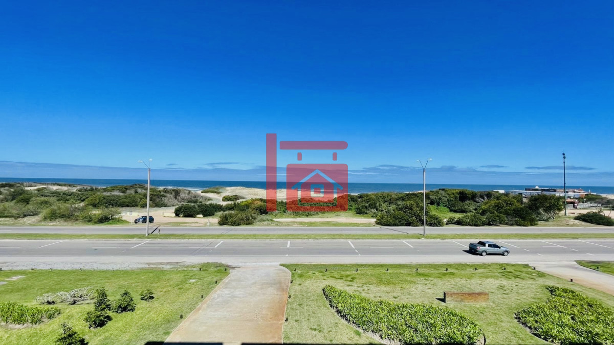 Apartamento ID.498 - Apartamento de 3 Dormitorios en Primera Línea del Mar, Playa Brava Punta del Este
