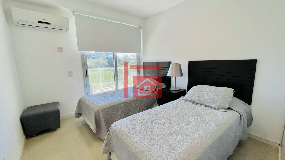 Apartamento ID.498 - Apartamento de 3 Dormitorios en Primera Línea del Mar, Playa Brava Punta del Este